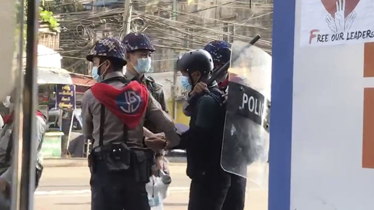 Τρεις αστυνομικοί από τη Μιανμάρ αναζήτησαν καταφύγιο στην Ινδία για να μην εκτελούν διαταγές της χούντας